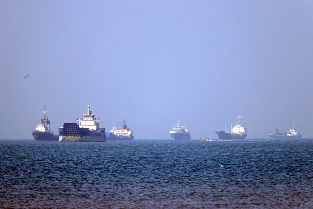 Eskalasi di Selat Hormuz: Iran Serang Dua Kapal Komersial dan Berlakukan Blokade Maritim