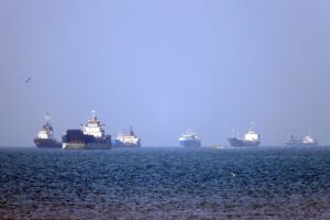 Eskalasi di Selat Hormuz: Iran Serang Dua Kapal Komersial dan Berlakukan Blokade Maritim
