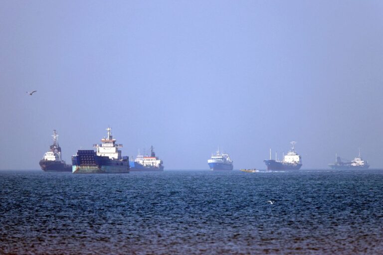 Eskalasi di Selat Hormuz: Iran Serang Dua Kapal Komersial dan Berlakukan Blokade Maritim