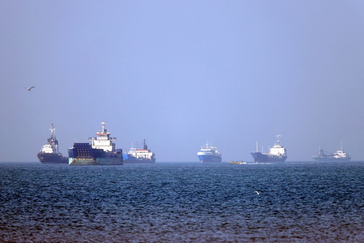 Eskalasi di Selat Hormuz: Iran Serang Dua Kapal Komersial dan Berlakukan Blokade Maritim